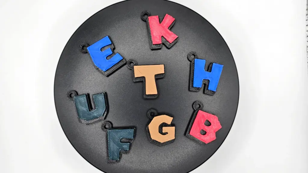 Buchstaben Anhänger (Schwarz / Rot)